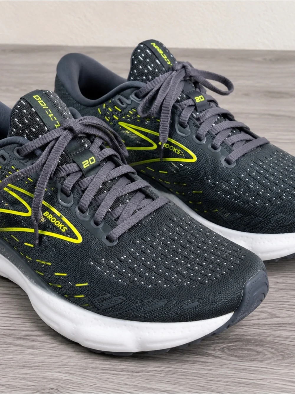 Brooks Glycerin GTS 20 Women’s Size 7 Medium B Dark Gray/Neon Running Shoes